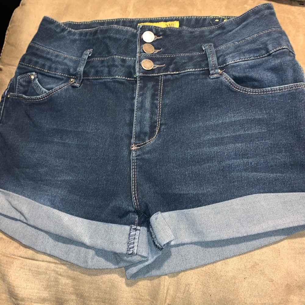 Push up 3-button mid-rise shorts super soft